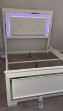 Load and play video in Gallery viewer, Allura  LED 4 piece White Set
